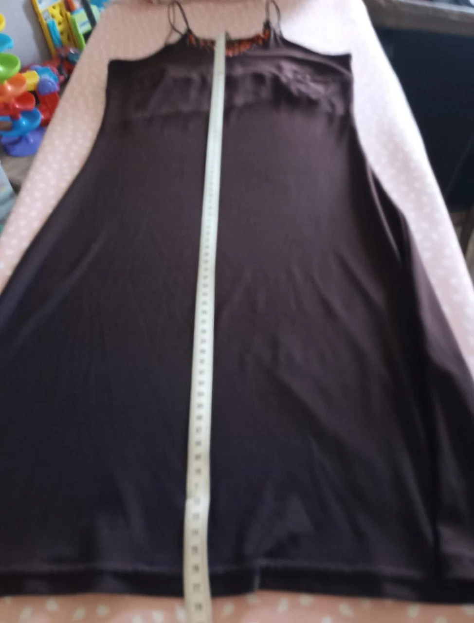 Elegante Vestido de Festa Chocolate – Detalhes Perlados & Costas Cruzadas – photo 4